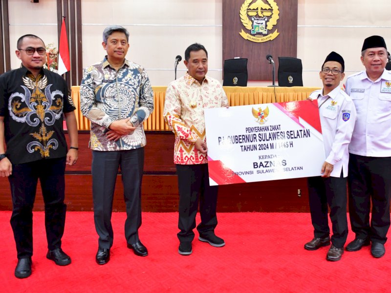 Pj Gubernur Sulsel Bahtiar Baharuddin melakukan penyerahan secara simbolik Zakat, Infak dan Shodaqoh ASN Pemprov Sulsel kepada Baznas Provinsi Sulsel, di Ruang Pola Kantor Gubernur Sulsel, Kamis (21/3/2024). @Jejakfakta/dok. Humas Pemprov 