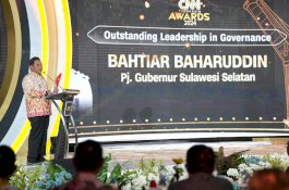 Pj Gubernur Bahtiar Baharuddin Raih CNN Indonesia Awards Kategori Excellence Governance Leadership
