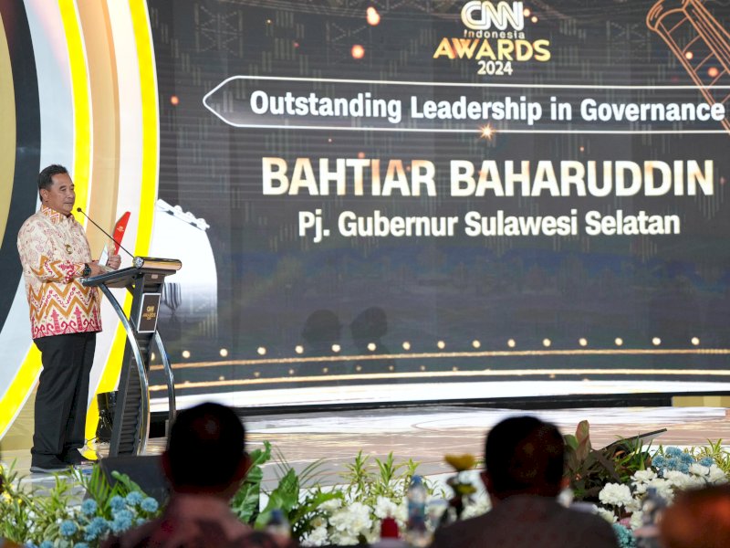Penjabat Gubernur Sulawesi Selatan, Bahtiar Baharuddin memberikan sambutan usai menerima CNN Indonesia Awards 2024 dengan kategori Excellence Governance Leadership, di Hotel Claro Makassar, Kamis (21/3/2024). @Jejakfakta/dok. Humas Pemprov Sulsel