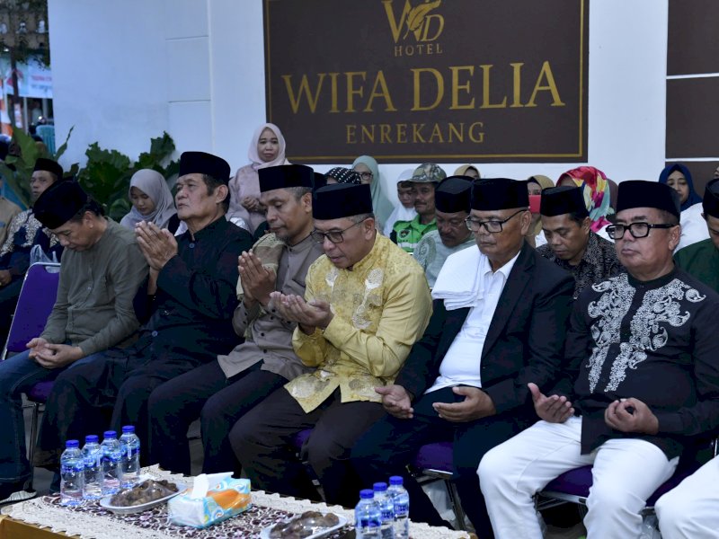 Tokoh Sulsel Ilham Arief Sirajuddin  saat menghadiri Buka Puasa Bersama di pelataran Wifadelia Hotel, Kota Enrekang, Kamis (22/3/2024). @Jejakfakta/dok. Ist
