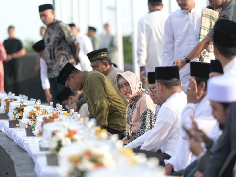Ketua TP PKK Kota Makassar Indira Yusuf Ismail turut hadir dalam acara buka puasa bersama lingkup Pemkot Makassar dan FKUB di Ajungan Pantai Losari, Jumat (22/3/2024). @Jejakfakta/dok. Humas Pemkot Makassar