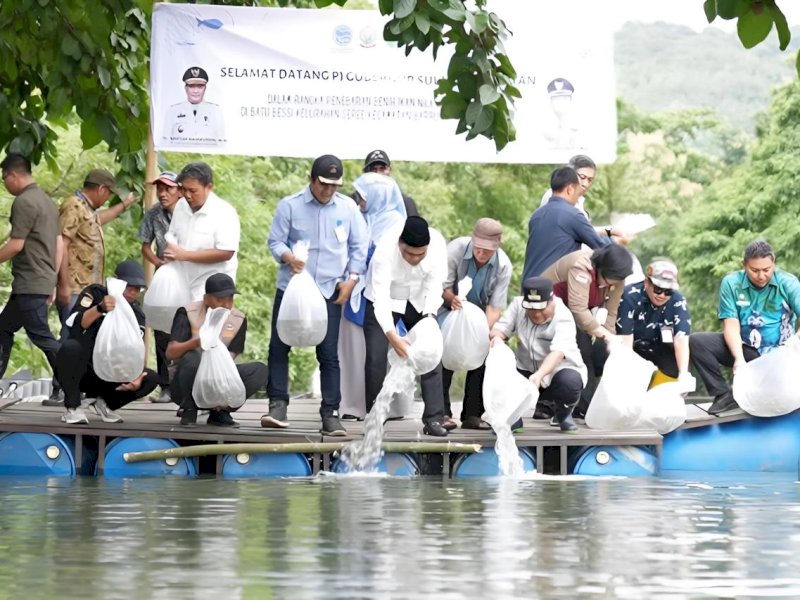 Pj Gubernur Sulsel Bahtiar Baharuddin tebar 200 ribu benih ikan nila di Kelurahan Sepee, Kecamatan Barru, Kabupaten Barru, Jumat (22/3/2024). @Jejakfakta/dok. Pemprov Sulsel