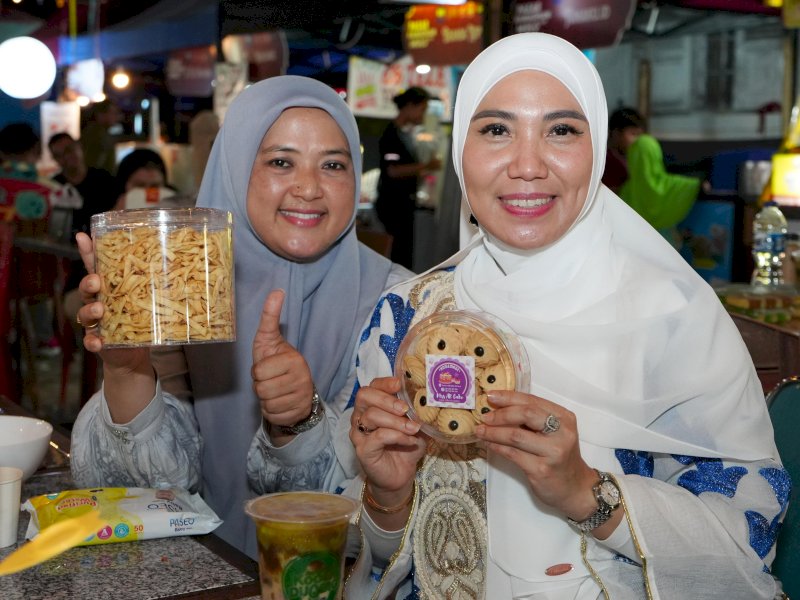 Penjabat Ketua Tim Penggerak PKK Sulawesi Selatan, Sofha Marwah Bahtiar, mengunjungi Pasar Ramadan, di Gedung Mulo Kota Makassar, Jumat (22/3/2024). @Jejakfakta/dok. Humas Pemprov Sulsel