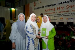 Pj Ketua PKK Sulsel Sofha Marwah Serahkan Bantuan Al Qur&rsquo;an untuk Pesantren Putri Ummul Mukminin
