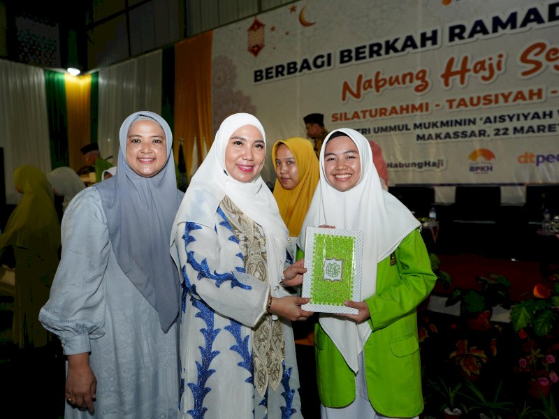  Penjabat Ketua Tim Penggerak PKK Provinsi Sulawesi Selatan, Sofha Marwah Bahtiar, menyerahkan bantuan 100 kitab suci Al Qur&rsquo;an kepada Pesantren Putri Ummul Mukminin Aisyiyah, Jumat (22/3/2024). @Jejakfakta/dok. Humas Pemprov Sulsel