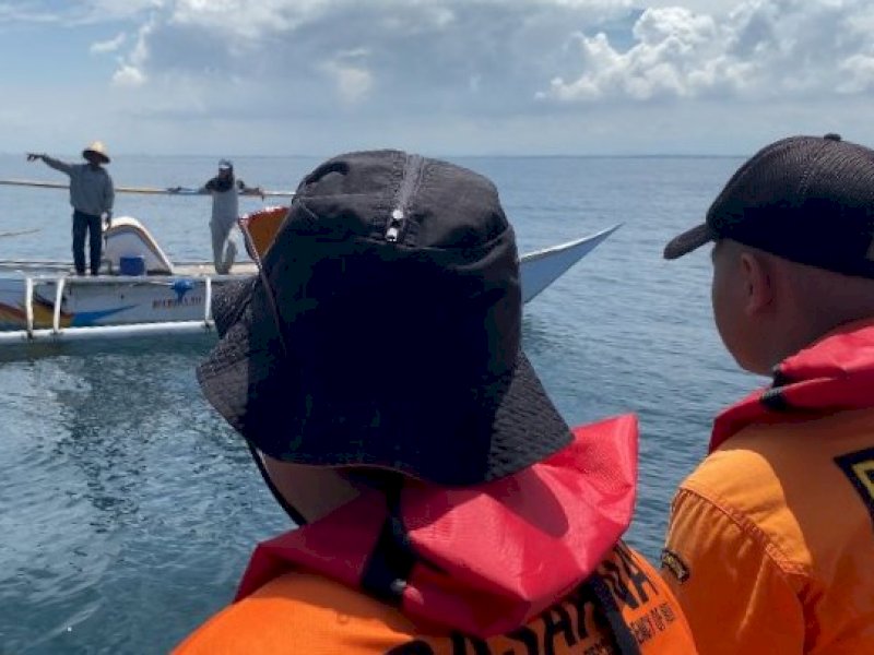 Tim Sar Gabungan mencari nelayan yang diduga terjatuh saat mencari ikan di sekitar periairan Galesong Takalar, Sabtu (23/3/2023). @Jejakfakta/dok. Basarnas Makassar