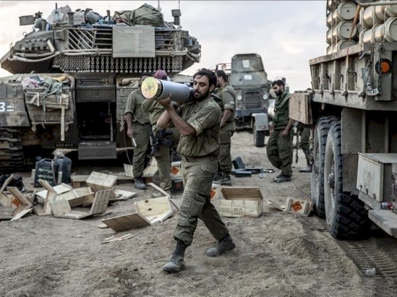 Tentara Israel mendapat pasokan amunisi untuk memerangi rakyat Palestina di Gaza. Selama beberapa dekade, Israel sejauh ini merupakan penerima bantuan luar negeri Amerika Serikat yang terbesar.(Anadolu)