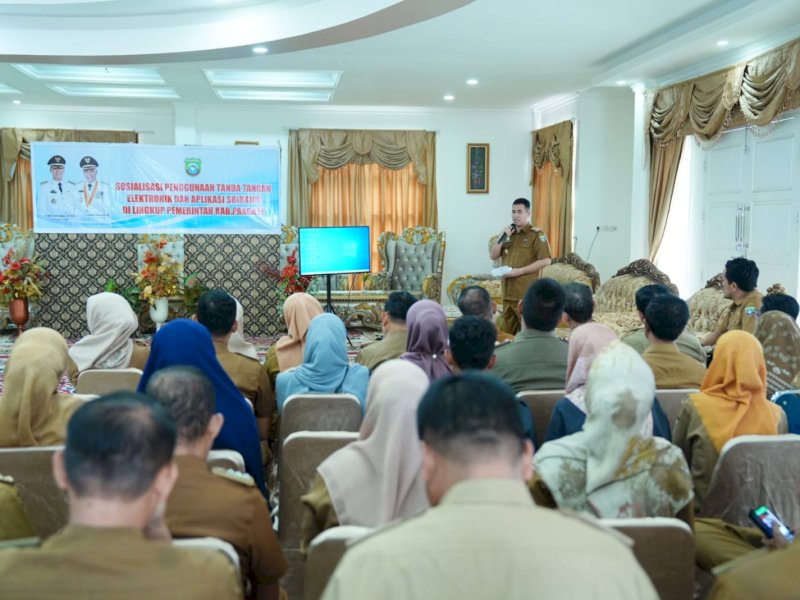 Bupati Pangkep Muhammad Yusran Lalogau (MYL) saat sosialisasi penerapan tanda tangan elektronik dan Aplikasi Srikandi di hadapan kepala OPD di rumah jabatan Bupati Pangkep, Senin (25/3/2024). @Jejakfakta/dok. Humas Pemkab Pangkep
