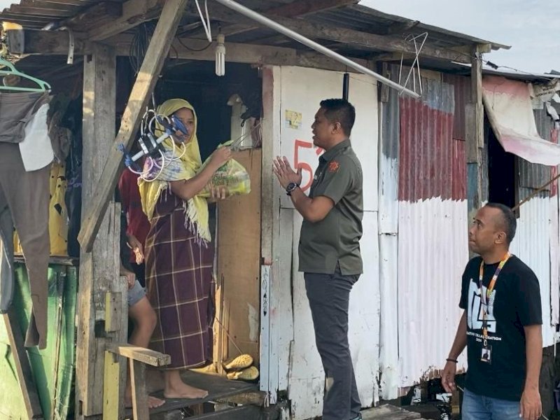  Dinas Kebudayaan dan Pariwisata Provinsi Sulawesi Selatan membagikan bingkisan Ramadan kepada masyarakat yang membutuhkan di Jalan Toa Daeng III, Batua, Kecamatan Manggala, Kota Makassar, Jum&rsquo;at (22/3/2024). @Jejakfakta/dok. Humas Pemprov Sulsel