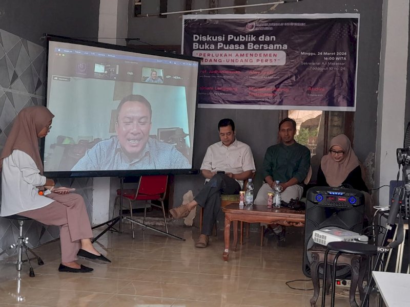 Diskusi tajuk Perlukah Amendemen UU Pers? yang digelar AJI Makassar, Minggu (24/3/2024). @Jejakfakta/dok. Ist.