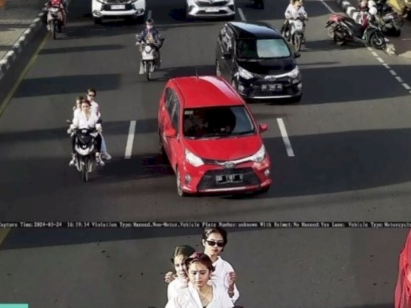 Aksi konvoi sejumlah remaja melakukan pelanggaran lalu lintas berkedok bagi takjil on the road dan aksi ini terekam kamera ETLE melintas di Jl. AP Pettarani Makassar, Minggu (24/3/2024) jam 16.59 Wita. @Jejakfakta/dok. RTMC Polda Sulsel