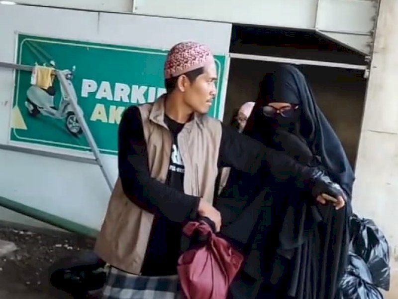 Seorang pria berinisial MJ diamankan polisi usai ketahuan menyamar sebagai seorang wanita dengan menggunakan pakaian cadar di salah satu Masjid di Makassar, Minggu (25/3/2024). @Jejakfakta/Tangpan layar video