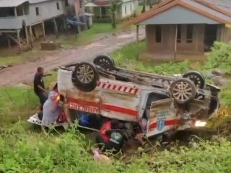 Mobil ambulance mengalami kecelakaan di Jalan Poros Maros-Bone, tepatnya di di Dusun Samanggi, Desa Samangki, Kecamatan Simbang, Kabupaten Maros, Senin (25/3/2024). @Jejakfakta/Tangkapan Layar
