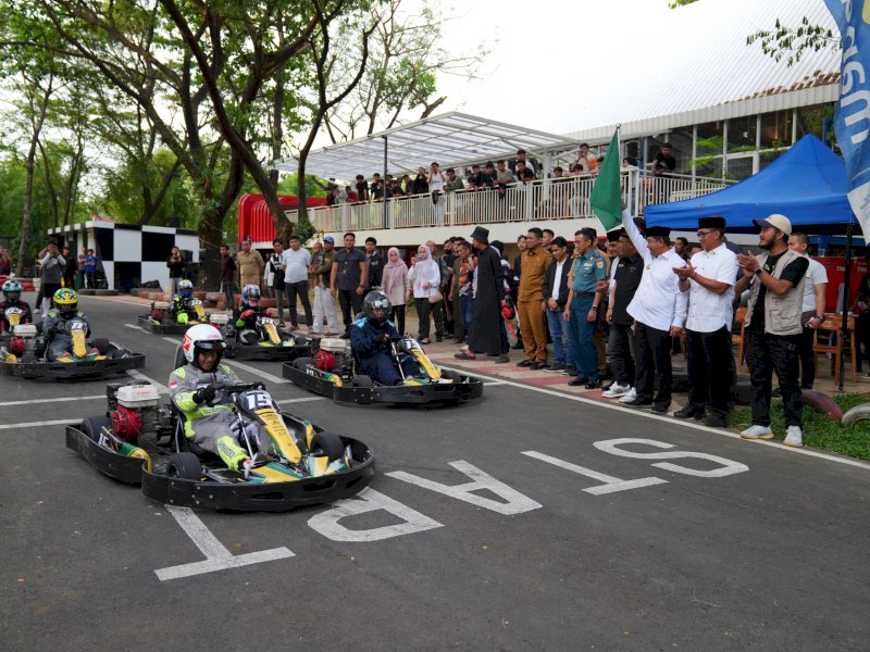 Penjabat Gubernur Sulsel, Bahtiar Baharuddin membuka event balap Go-Kart di Pantai Akkarena Makassar, Senin (25/4/2024). @Jejakfakta/dok. Humas Pemprov Sulsel