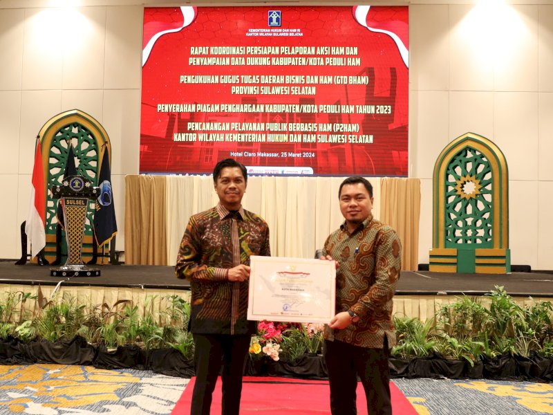 Pemkota Makassar menyabet penghargaan Kota Peduli HAM dalam rangkaian peringatan Hari HAM Sedunia ke-75 tahun 2023 di Hotel Claro, Senin (25/03/2024).&nbsp;@Jejakfakta/dok. Humas Pemkot Makassar