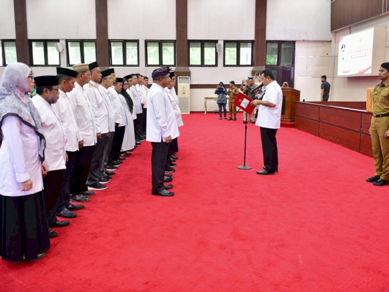 enjabat Gubernur Sulsel, Bahtiar Baharuddin melantik Keanggotaan Forum Kerukunan Umat Beragama (FKUB) Provinsi Sulsel 2024-2029, di Ruang Pola Kantor Gubernur, Selasa (26/3/2024). @Jejakfakta/dok. Humas Pemprov Sulsel