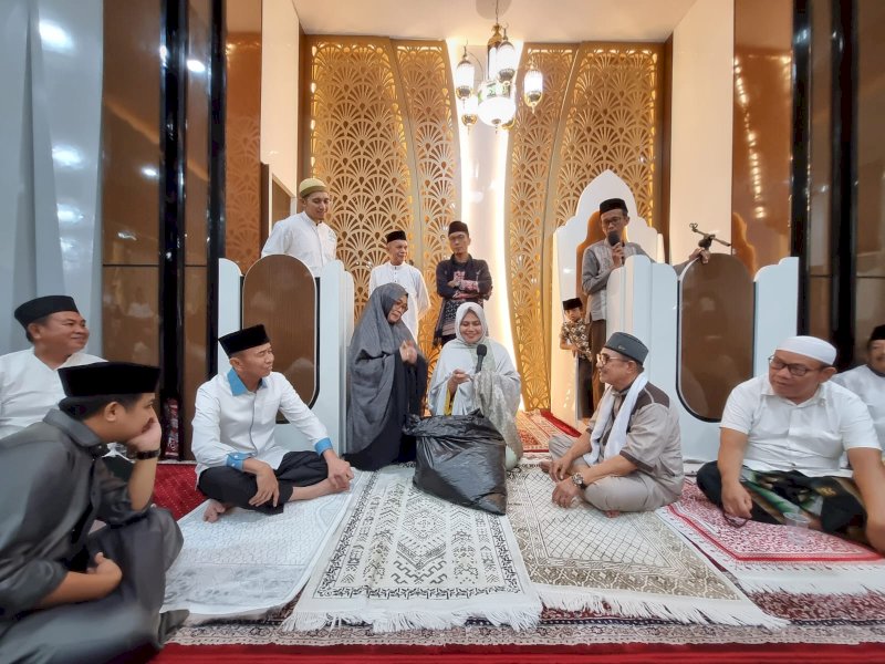 Undian umroh gratis oleh Panitia Amaliyah Ramadan 1445 H Masjid Babussa'adah, di Jalan Macan, Kota Makassar, Sulawesi Selatan, Senin (25/3/2024) malam. @Jejakfakta/Ist.