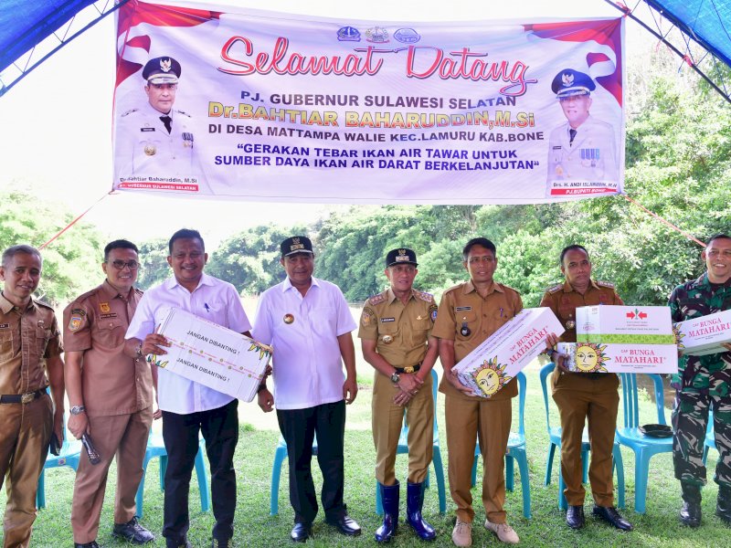 Pj Gubernur Sulsel Bahtiar Baharuddin memberikan memberikan bantuan budidaya ikan tawar di Kabupaten Bone,  