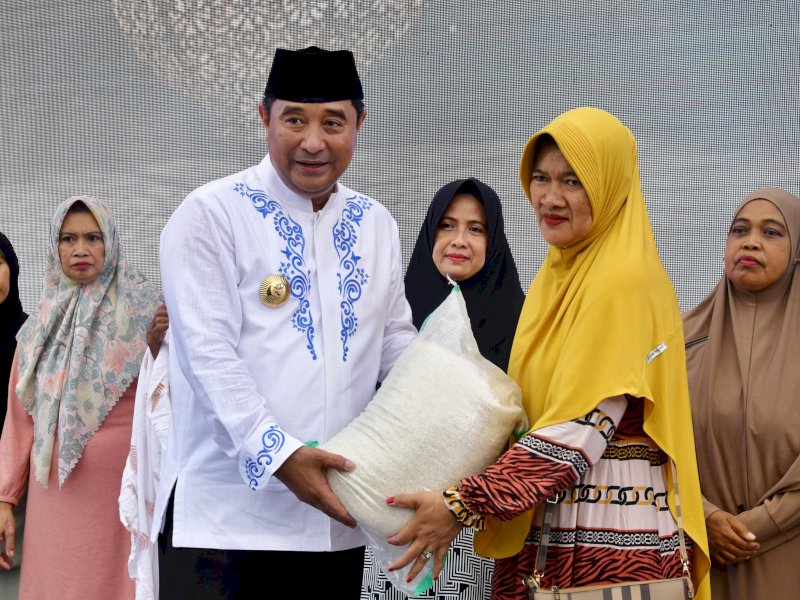 Pemerintah Provinsi Sulsel dan Kabupaten Bone mengadakan Program Berbagi Bahagia Ramadan 1445 Hijriah, di Lapangan Merdeka, Kabupaten Bone, Rabu (27/3/2024). @Jejakfakta/dok. Humas Pemprov Sulsel