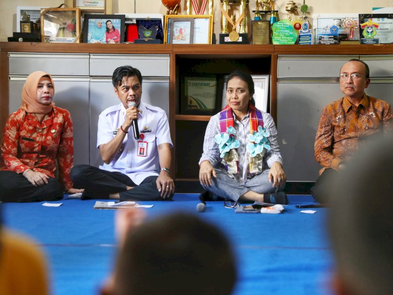 PJ Sekda Kota Makassar, Firman Hamid Pagarra menyambut kunjungan kerja Menteri PPPA RI, I Gusti Ayu Bintang Darmawati di KWN Fatimah Az-zahra, Shelter Warga Pattingalloang, Barukang 3, Kecamatan Ujung Tanah, Rabu (26/03/2024). @Jejakfakta/dok. Humas Pemkot Makassar