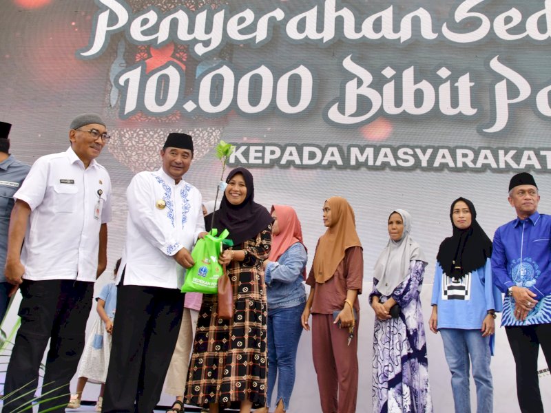 Penjabat Gubernur Sulsel, Bahtiar Baharuddin menyerahkan sedekah pohon kepada warga di Kabupaten Bone, Rabu (27/3/2024). @Jejakfakta/dok. Humas Pemprov Sulsel