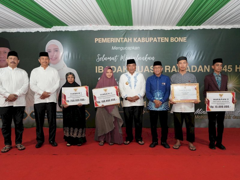 Pj Gubernur Sulsel Bahtiar Baharuddin menyerahkan penghargaan dan hadiah kepada Kafilah Sulsel pada STQH Nasional XXVII Jambi,  di Lapangan Merdeka  Bone, Rabu (27/3/2024). @Jejakfakta/dok. Humas Pemprov Sulsel