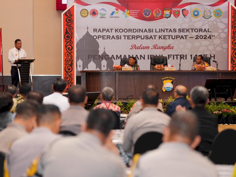 Penjabat Gubernur Sulsel, Bahtiar Baharuddin, memimpin langsung Rapat Koordinasi Lintas Sektoral Operasi Terpusat Ketupat 2024 Dalam Rangka Pengamanan Idulfitri 1445 H,  di Hotel Dalton Makassar, Kamis (28/3/2024). @Jejakfakta/dok. Humas Pemprov Sulsel