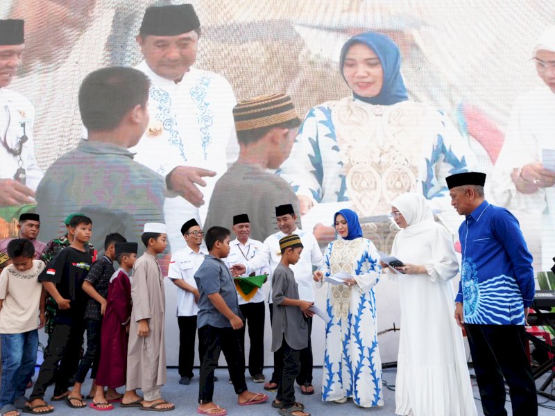 Pj Ketua TP PKK Sulsel, Sofha Marwah Bahtiar, mendampingi Pj Gubernur Sulsel Bahtiar Baharuddin memberikan sedekah kepada warga  dilaksanakan di Lapangan Merdeka, Watampone, Kabupaten Bone, Rabu (27/3/2024). @Jejakfakta/dok. Humas Pemprov Sulsel