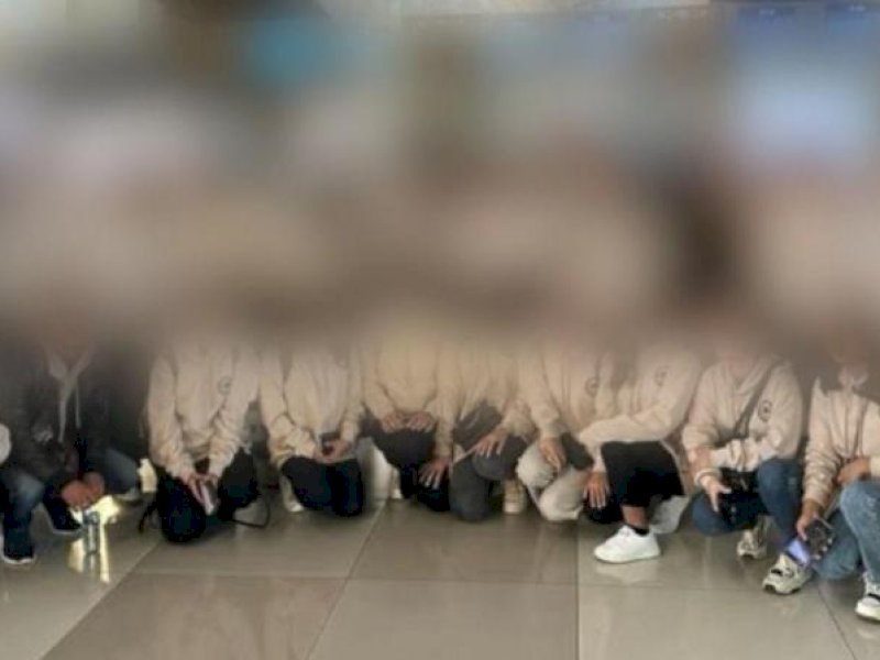 Foto bersama sekelompok mahasiswa yang hendak berangkat ke Jerman untuk program magang ferienjob. dok. Ambar BBC Indonesia
