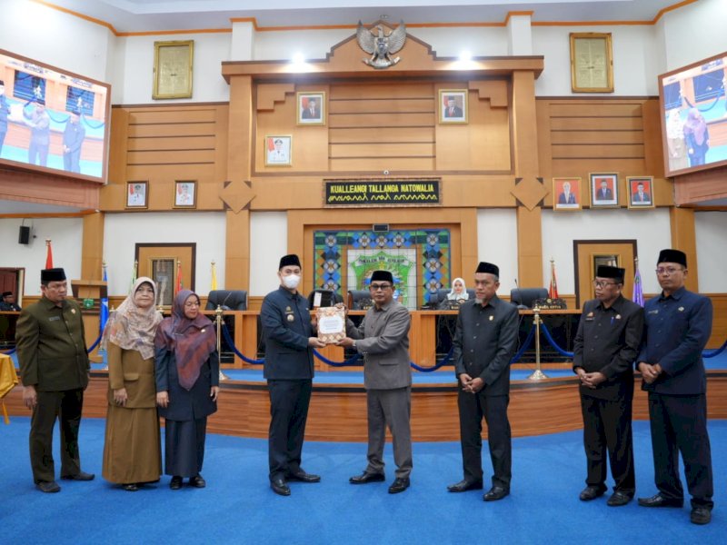 Penyerahan naskah LKPJ oleh Bupati Pangkep Muhammad Yusran Lalogau (MYL) kepada Ketua DPRD Pangkep H. Haris Gani di ruang sidang A gedung DPRD Pangkep, Kamis (28/3/2024). @Jejakfakta/dok. Humas Pemkab Pangkep