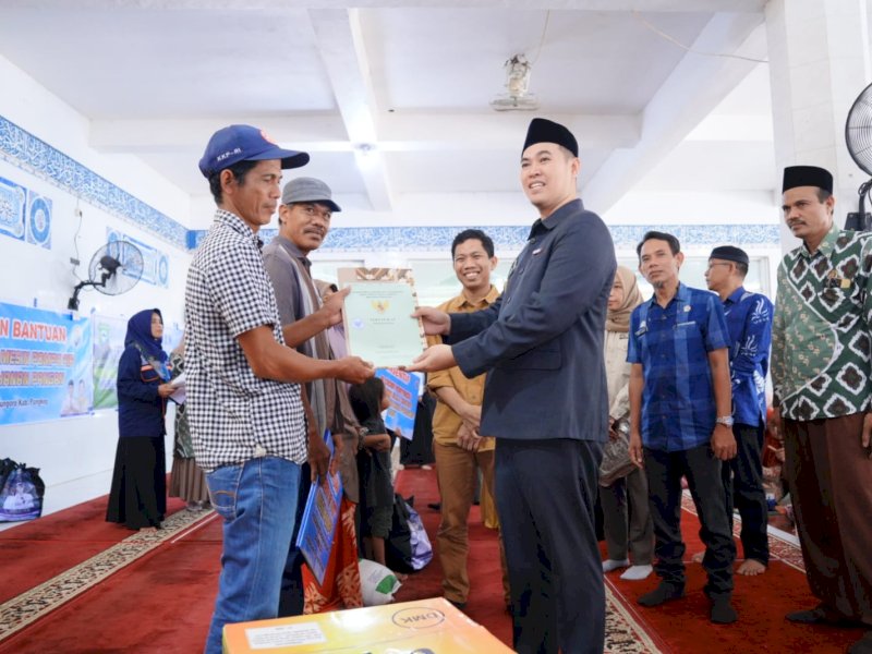 Bupati Pangkep Muhammad Yusran Lalogau (MYL) menyerahkan sertifikat redistribusi tanah kepada warga Desa Bulu Cindea, kelurahan Bungoro, Kamis (28/3/2024). @Jejakfakta/dok. Humas Pemkab Pangkep
