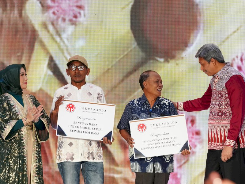 Pj Ketua Dekranasda Sofha Marwah Bahtiar menyerahkan bantuan kepada UMKM Rana, yang dikelola pengrajin disabilitas, di Hotel Claro Makassar, Jumat (29/3/2024). @Jejakfakta/dok. Humas Pemprov Sulsel