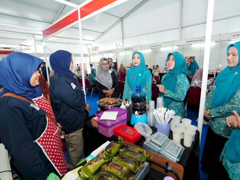 Ketua TP PKK Provinsi Sulsel memantau Ramadan Festive 2024, yang dilaksanakan di Halaman Kantor PKK Sulsel, Kamis (28/3/2024). @Jejakfakta/dok. Humas Pemprov Sulsel