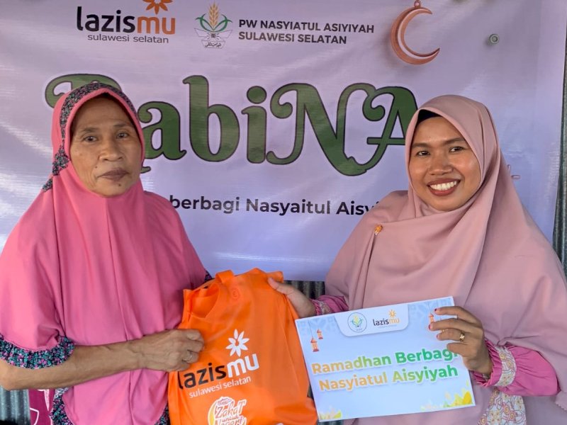 Pimpinan Wilayah Nasyiatul Aisyiyah (PWNA) Sulsel bersama dengan Lazismu Sulsel ke Kampung Pesisir di Kampung Karabba, Kelurahan Tallo, Kecamatan Tallo, Jumat (29/3/2024). @Jejakfakta/Ist.
