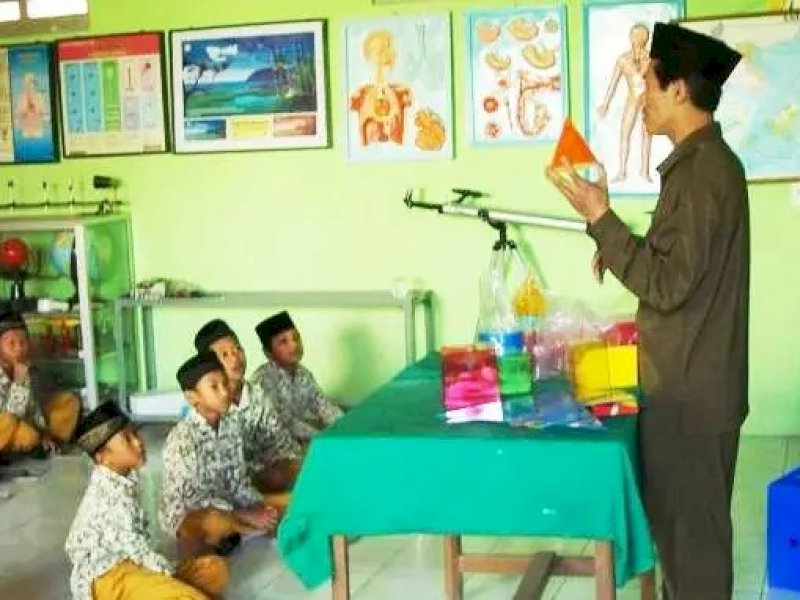Guru PAI mengajari santrinya. (jurnal9).