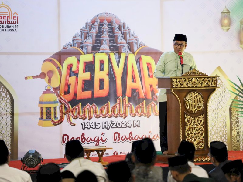 Wali Kota Makassar Moh Ramdhan Pomanto memberikan sambutannya saat menghadiri peringatan Nuzulul Qur'an 1445 H di Masjid Kubah 99 Asmaul Husna, Sabtu (30/3) malam. @Jejakfakta/dok. Humas Pemkot Makassar