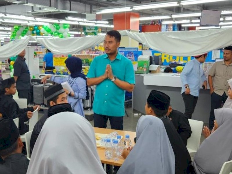 Bupati Sinjai periode 2018-2023, Andi Seto Asapa, ajak anak yatim belanja di mal. @Jejakfakta/dok. Humas Seto