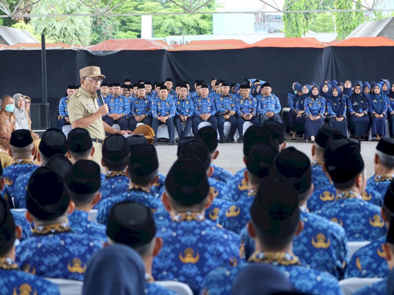 Wali Kota Makassar Moh Ramdhan Pomanto memberikan arahan usai melantik dan mengambil sumpah jabatan 624 Pegawai Pemerintah dengan Perjanjian Kerja (PPPK) di Tribun Lapangan Karebosi, Senin (1/4/2024). @Jejakfakta/dok. Humas Pemkot Makassar
