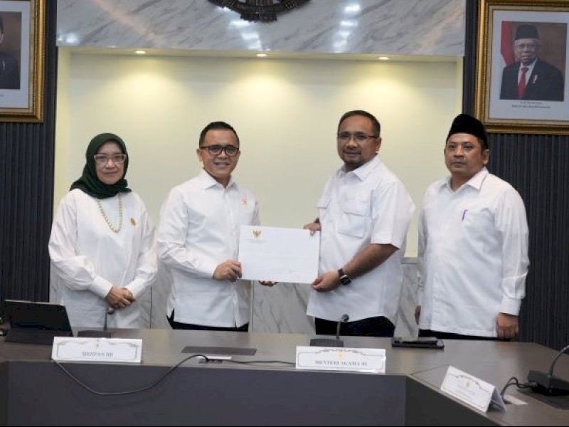 Menpan-RB) Abdullah Azwar Anas bersama Menteri Agama Yaqut Cholil Qoumas di Kantor Pusat Kementerian Agama, Jakarta, Senin (1/4/2024). @Jejakfakta/dok. Kemenag-RI
