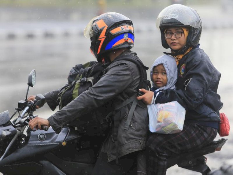 Pemudik menerobos hujan (ilustrasi). Cuaca ekstrem berpotensi terjadi saat arus mudik Lebaran 2024. @Foto: ANTARA/Dedhez Anggara