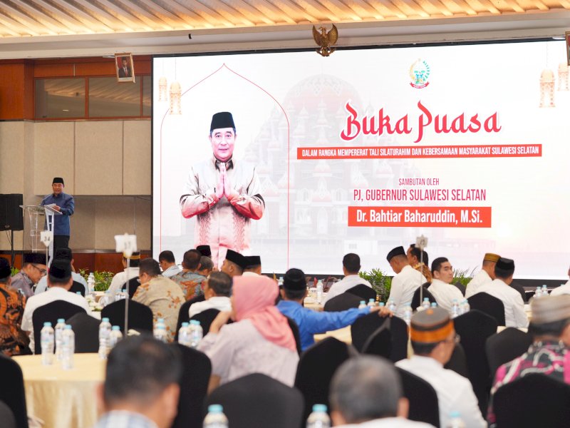Penjabat Gubernur Sulawesi Selatan (Sulsel), Bahtiar Baharuddin buka puasa bersama dengan masyarakat asal Sulawesi Selatan di Hotel Grand Sahid Jaya di Jakarta, Senin (1/4/2023). @Jejakfakta/dok. Humas Pemprov Sulsel