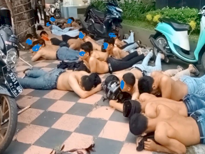 Polrestabes Kota Makassar mengamakan aksi ugal-ugalan puluhan remaja saat konvoi dengan berdalih akan membagi-bagi takjil, di sejumlah ruas jalan di Kota Makassar, Sulawesi Selatan, Selasa (2/4/2024). @Jejakfakta/dok. Ist