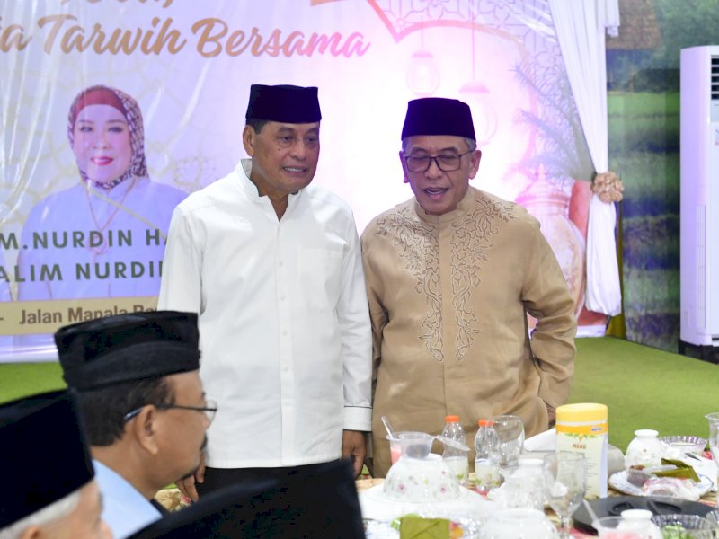 Wakil Ketua DPP Partai Golkar, Nurdin Halid (NH) bersama Ilham Arief Sirajuddin (IAS) di acara buka puasa bersama di Makassar, Selasa (2/4/2024). @Jejakfakta/Reza Arifuddin
