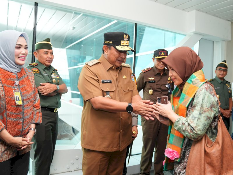 Penjabat Gubernur Sulsel Bahtiar Baharuddin  launching penerbangan rute Makassar - Banjarmasin, Rabu (3/4/2024). @Jejakfakta/dok. Humas Pemprov Sulsel