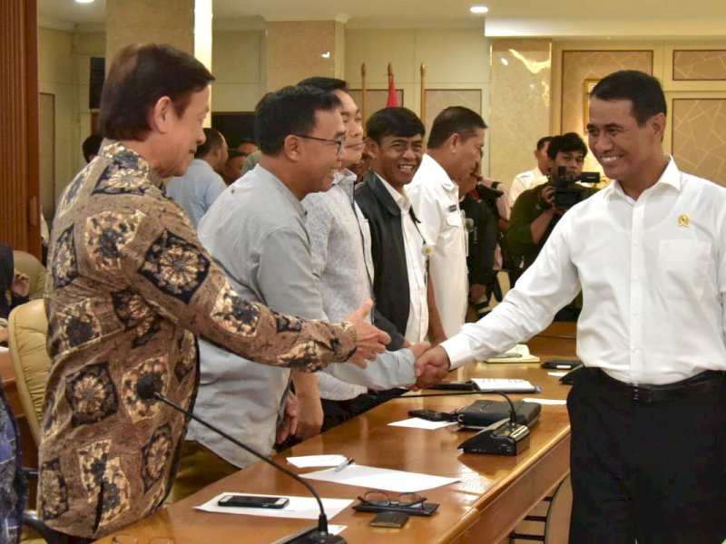 Mentan Amran Sulaiman bersama pengusaha peserta Koordinasi Dukungan Sarana Produksi dan Alsintan di Keme tan, Jakarta, Rabu (3/4/2024). Foto: Humas Kementan
