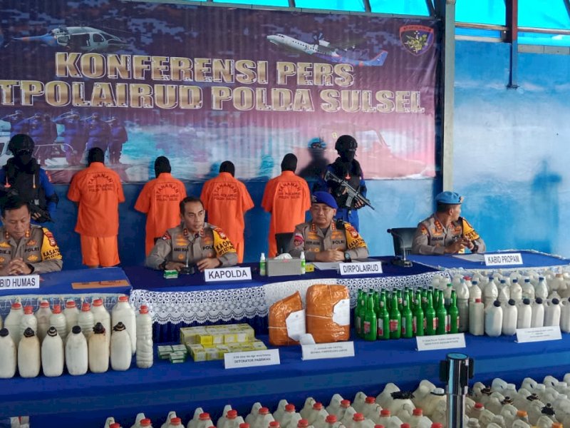 Kapolda Sulsel Irjen Pol Andi Rian Djajadi saat mengikuti Press Release di Mako Direktorat Polairud Polda Sulsel, Rabu (3/4/2024).&nbsp;@Jejakfakta/Samsir