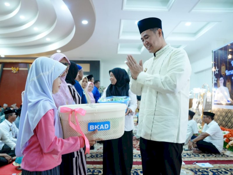 Bupati Pangkep, Muhammad Yusran Lalogau (MYL) menyerahkan bantuan untuk lanjut usia, dan anak terlantar usai buka puasa bersama masyarakat di Pangkep, (4/4/2024). @Jejakfakta/dok. Humas Pemkab Pangkep