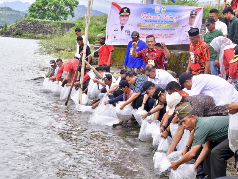 Penjabat Gubernur Sulsel, Bahtiar Baharuddin, menebar 100 ribu benih ikan di Bendungan Bili-bili, Kabupaten Gowa, Kamis (4/4/2024). @Jejakfakta/dok. Humas Pemprov Sulsel