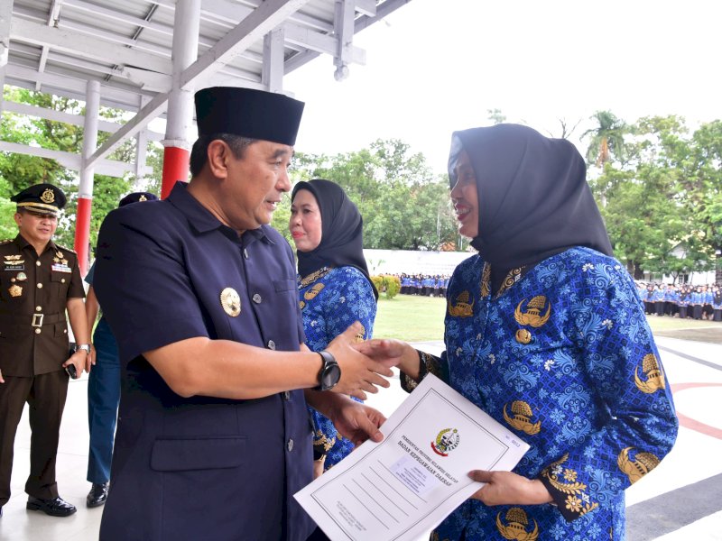 Salah satu PPPK menerima Surat Keputusan (SK), yang diberikan langsung Pj Gubernur Sulsel, Bahtiar Baharuddin di halaman Rujab Gubernur, Kamis (4/4/2024). @Jejakfakta/dok. Humas Pemprov Sulsel