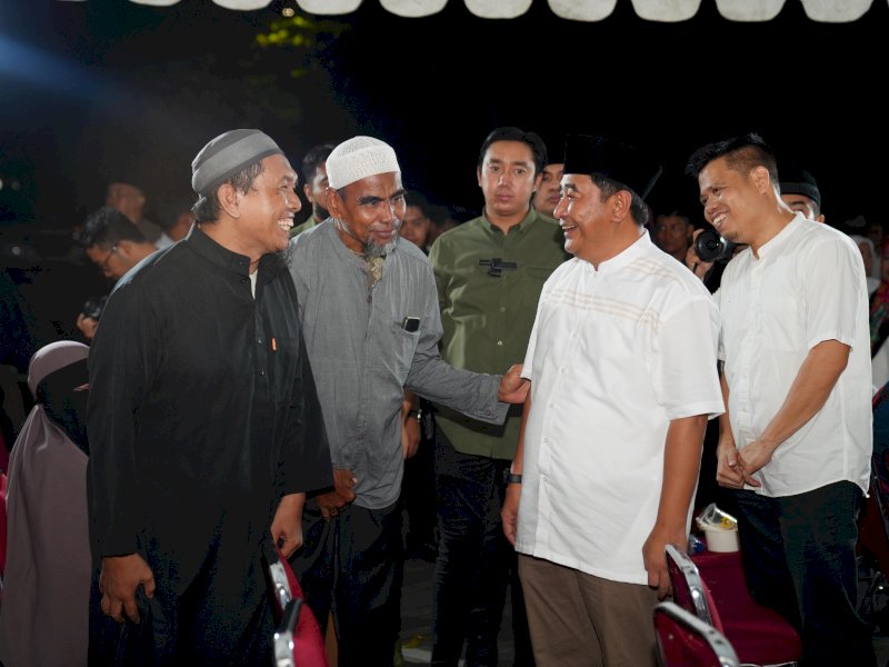 Penjabat Gubernur Sulsel, Bahtiar Baharuddin berbincang santai saat uka puasa bersama dengan eks Narapidana Teroris, di Lego-Lego CPI Makassar, Rabu (3/4/2024). @Jejakfakta/dok. Pemprov Sulsel